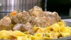 Χοιρινό λεμονάτο με παπαρδέλες