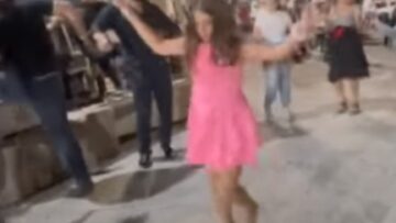 Κρητικοπούλα που ξετρέλανε με το χορό της
