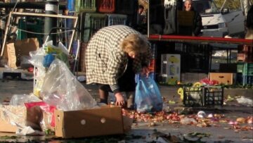 ΜΑΖΕΥΟΝΤΑΣ ΑΠΟ ΛΑΙΚΗ ΦΤΩΧΕΙΑ