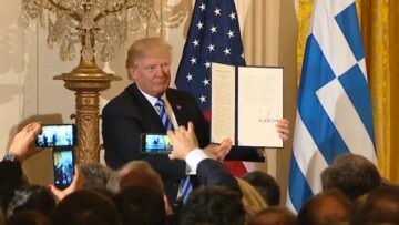 τραμπ_ελληνικη_σημαια_ilovepatrida